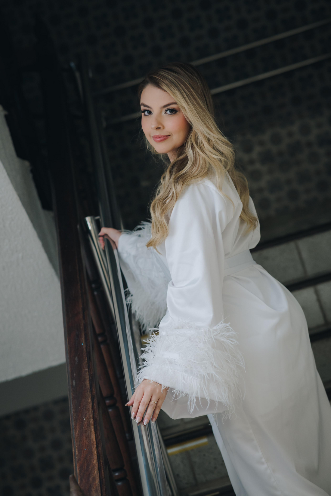 Robe Celina Branco com Mangas de Plumas Para Noivas Poderosas