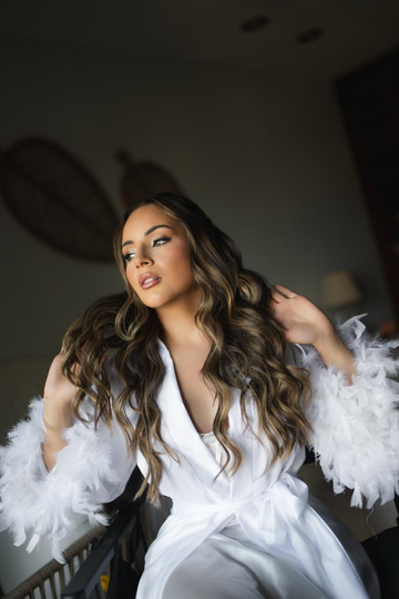 Robe Paola para Noiva Branco Longo com Plumas nas Mangas e Pompom