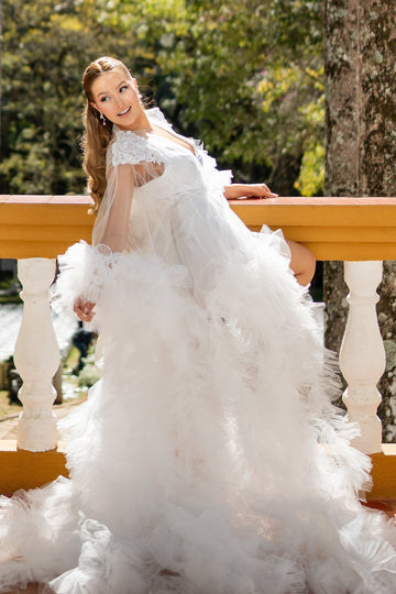 A atriz Bela Fernandes esbanja beleza e elegância com seu robe fashionista no making of
