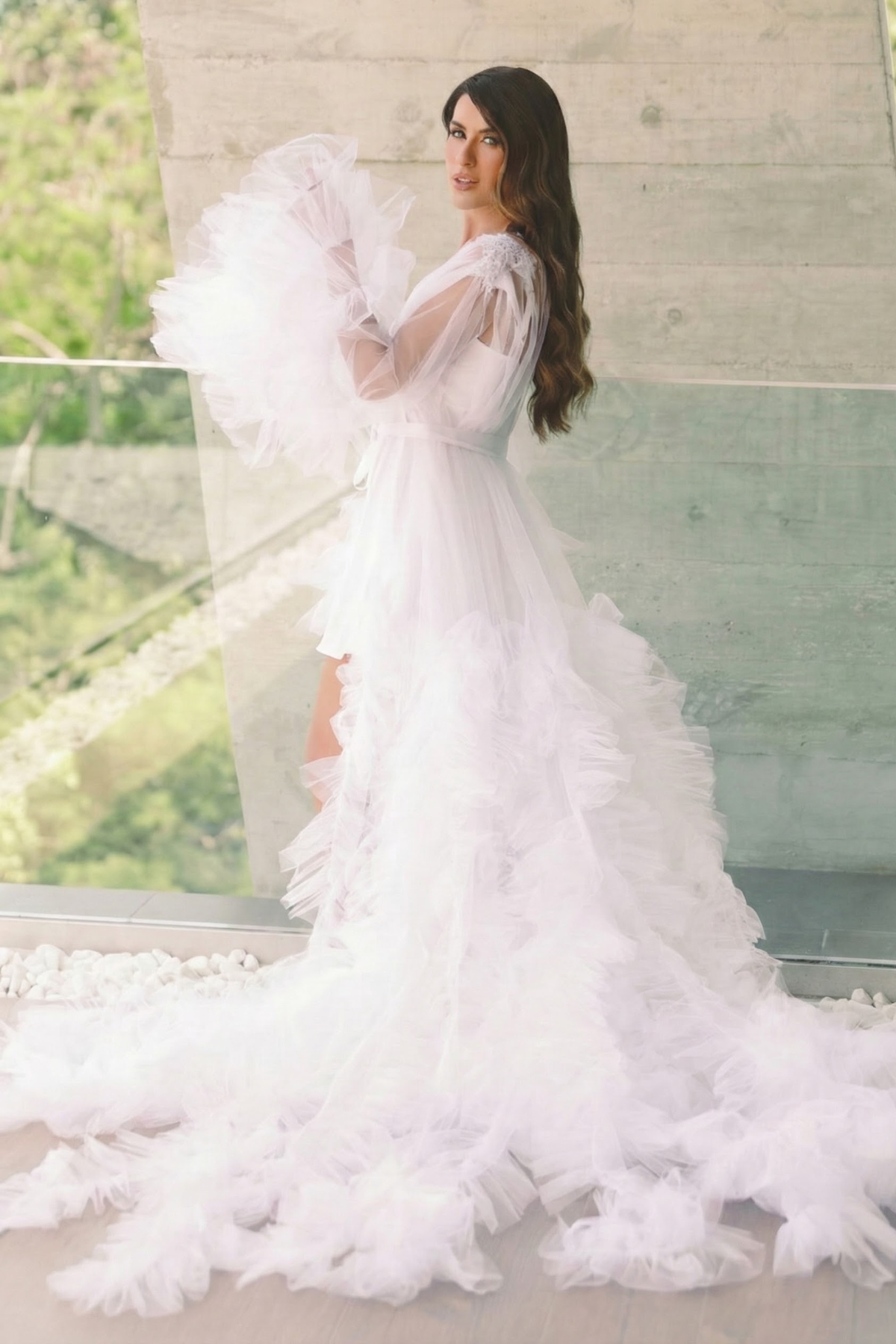 A famosa comediante Luana Zucoloto no seu making of com um robe Fashio ...