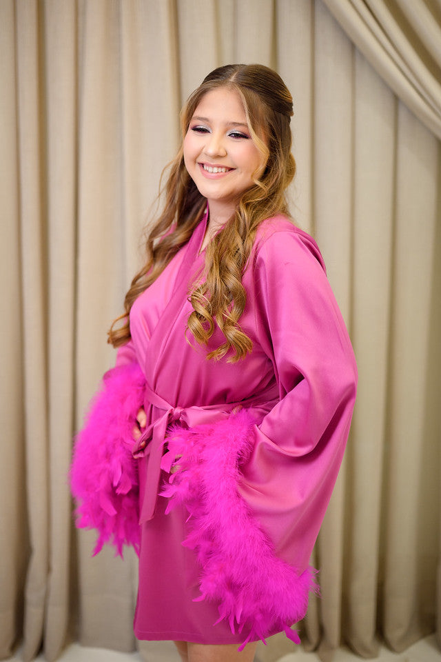 Robe Jasmine Curto Fucsia Mangas em Plumas para Debutante