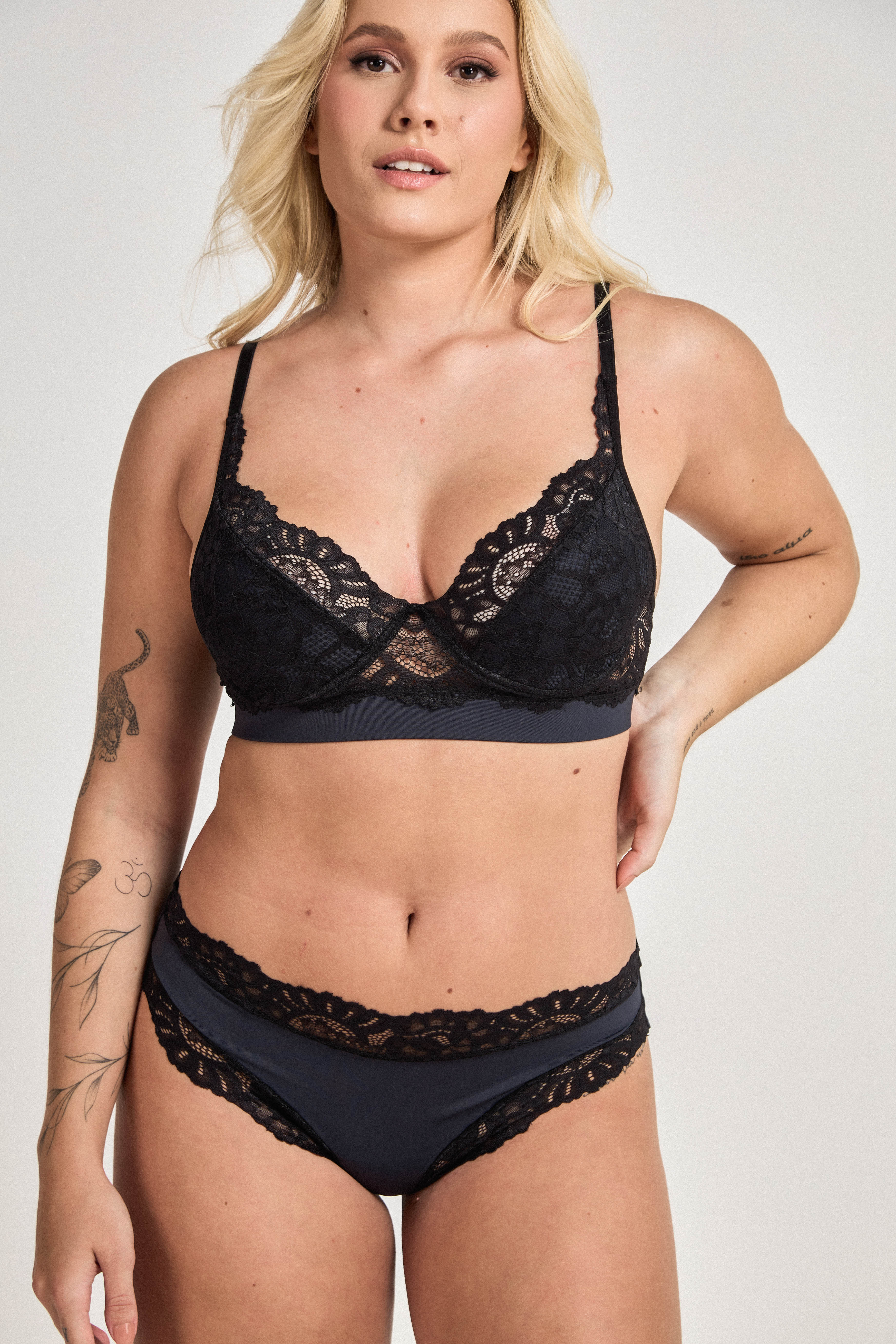 Lingerie Cris de Renda Preto Calcinha e Sutiã