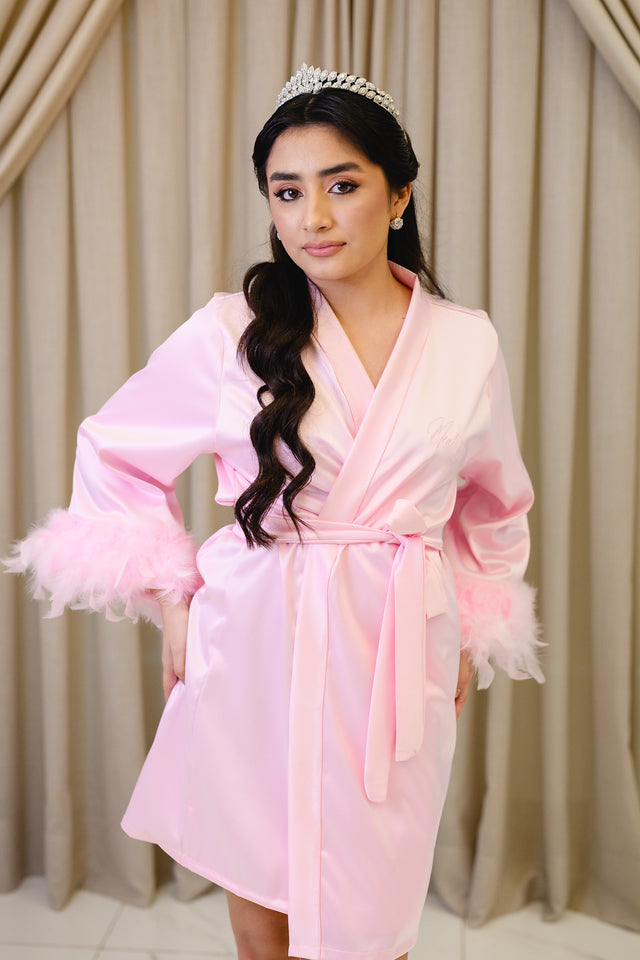 Robe Sofia Curto Rosa Barbie Mangas em Plumas para Debutante