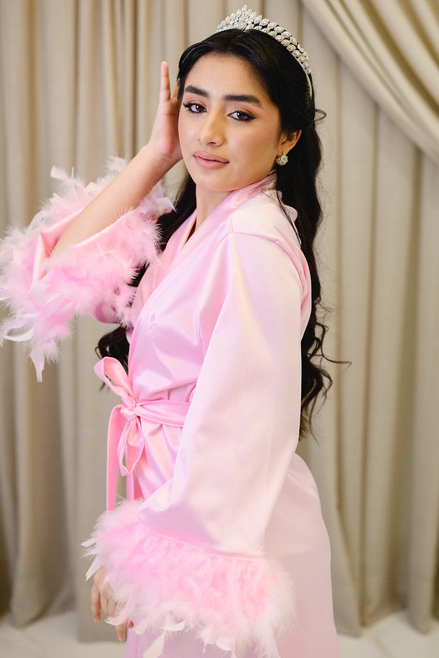 Robe Sofia Curto Rosa Barbie Mangas em Plumas para Debutante