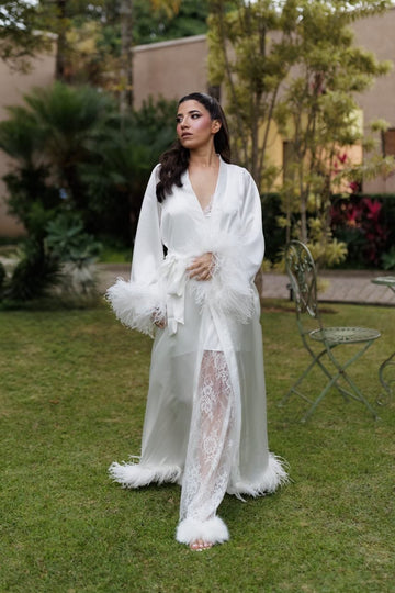 Robe Livia Longo para Noiva com Mangas e Barra em Plumas Luxo