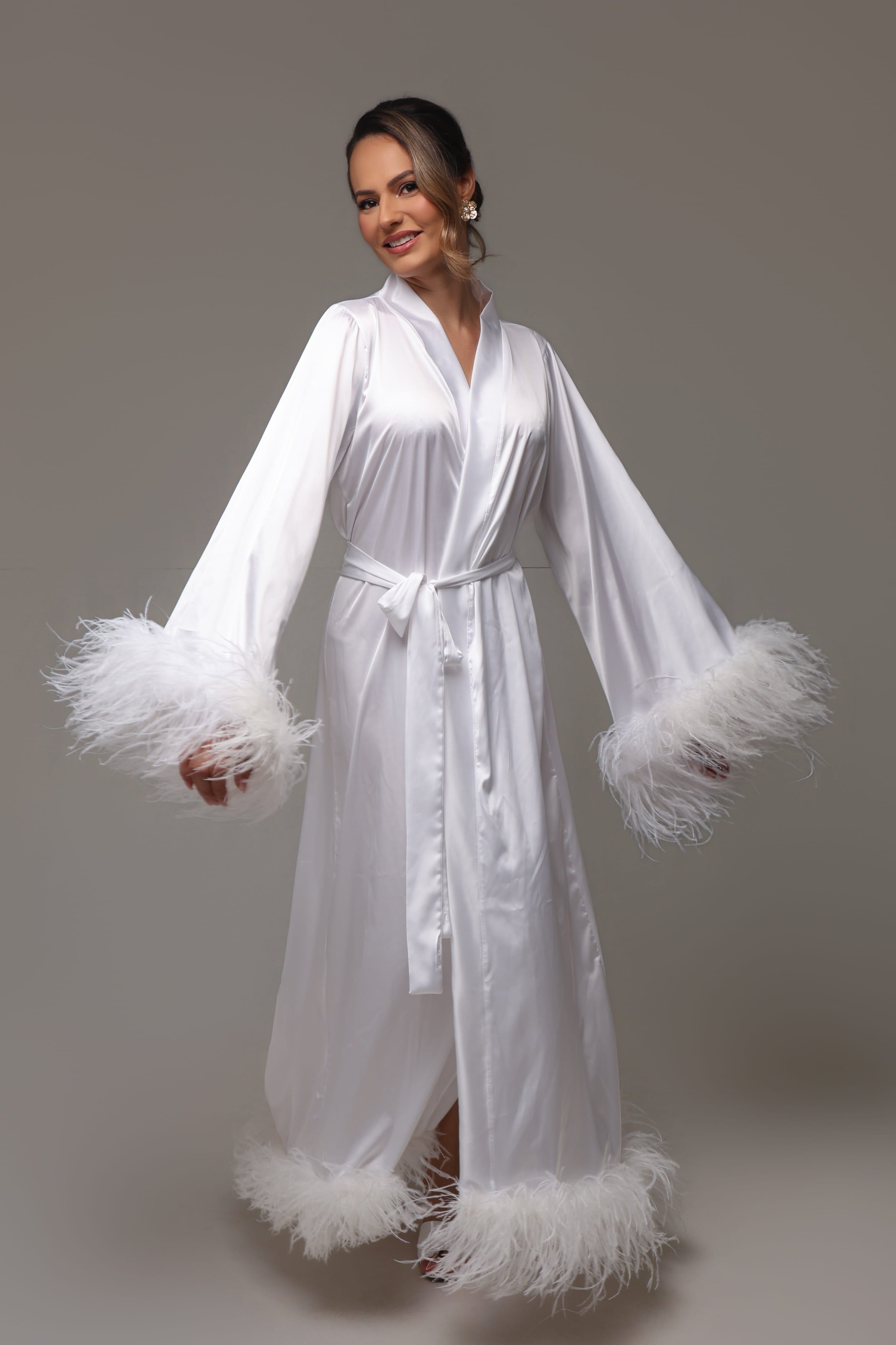 Robe Livia Longo para Noiva com Mangas e Barra em Plumas Luxo