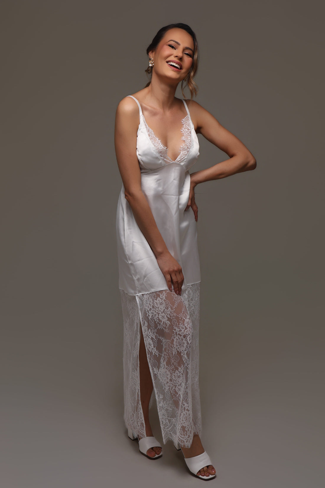 Camisola Livia de Noiva Longa Elegante com Detalhes em Renda