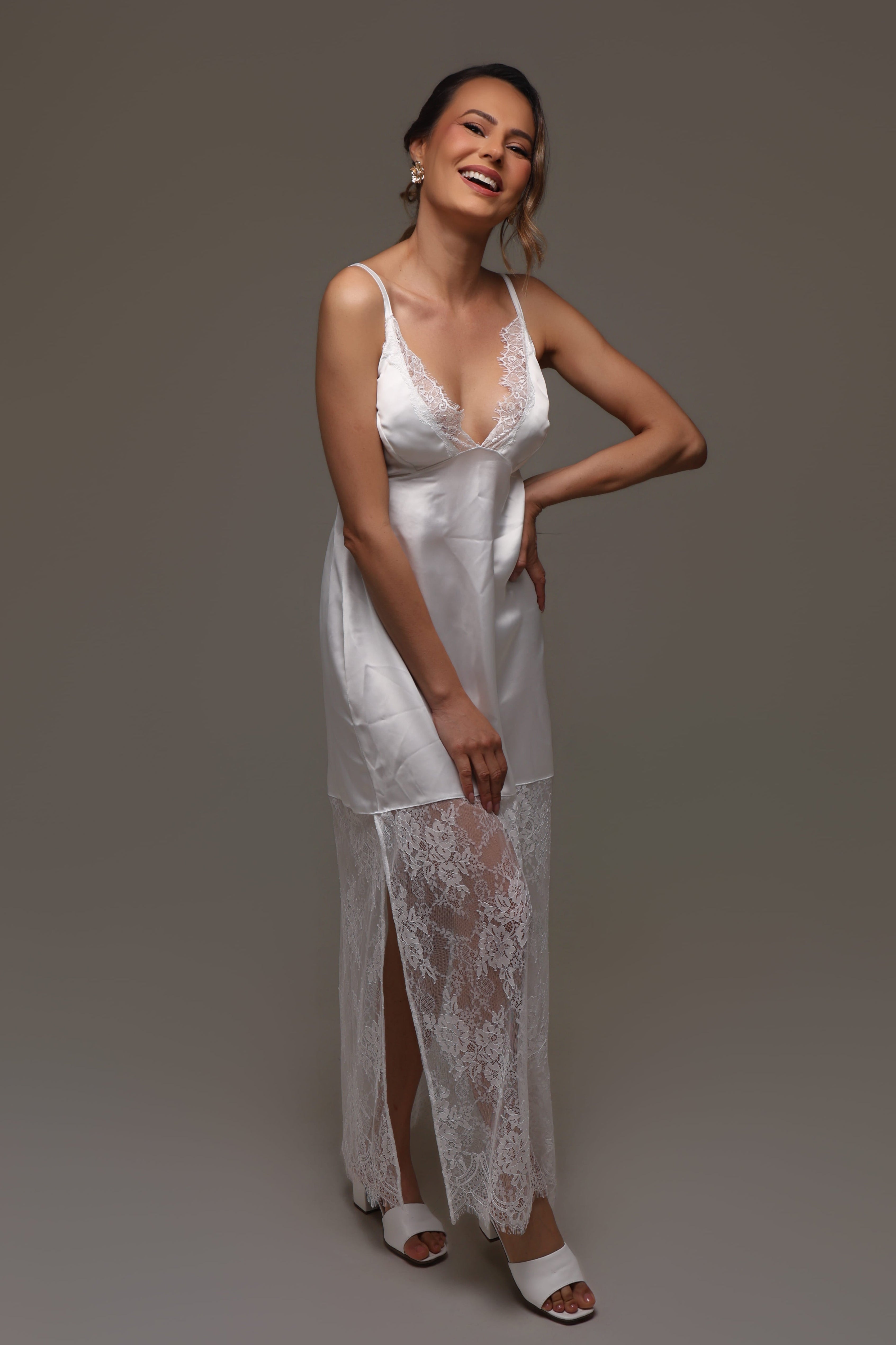 Camisola Livia de Noiva Longa Elegante com Detalhes em Renda