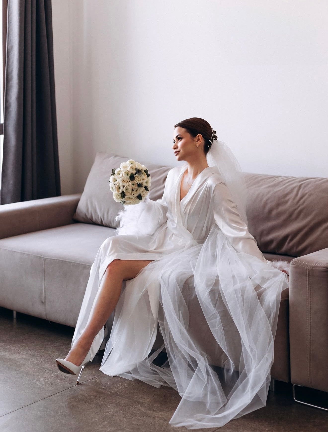 Robe Paola Branco Longo com Plumas para Noivas Fashion
