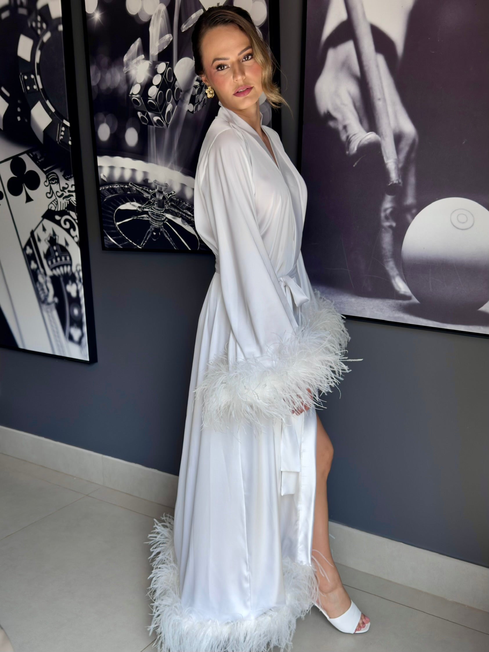 Robe Livia Longo para Noiva com Mangas e Barra em Plumas Luxo