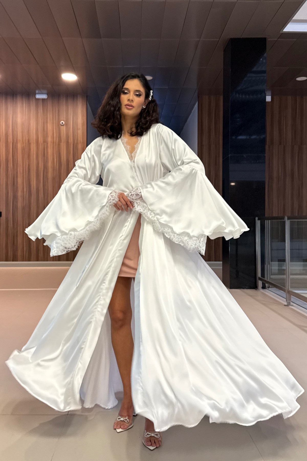 Robe Áurea Longo Mangas Flair em Renda Chantilly Francesa Noivas Romanticas