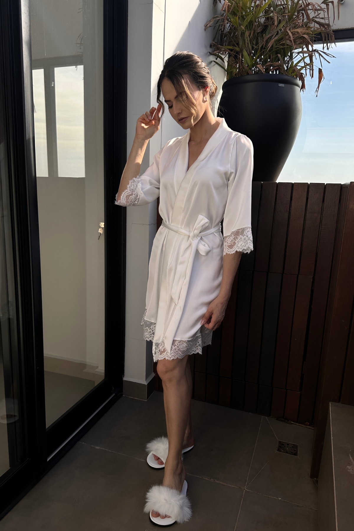 Robe Beatriz Curto com Renda Chantilly Branco e Off White para Noiva Classica