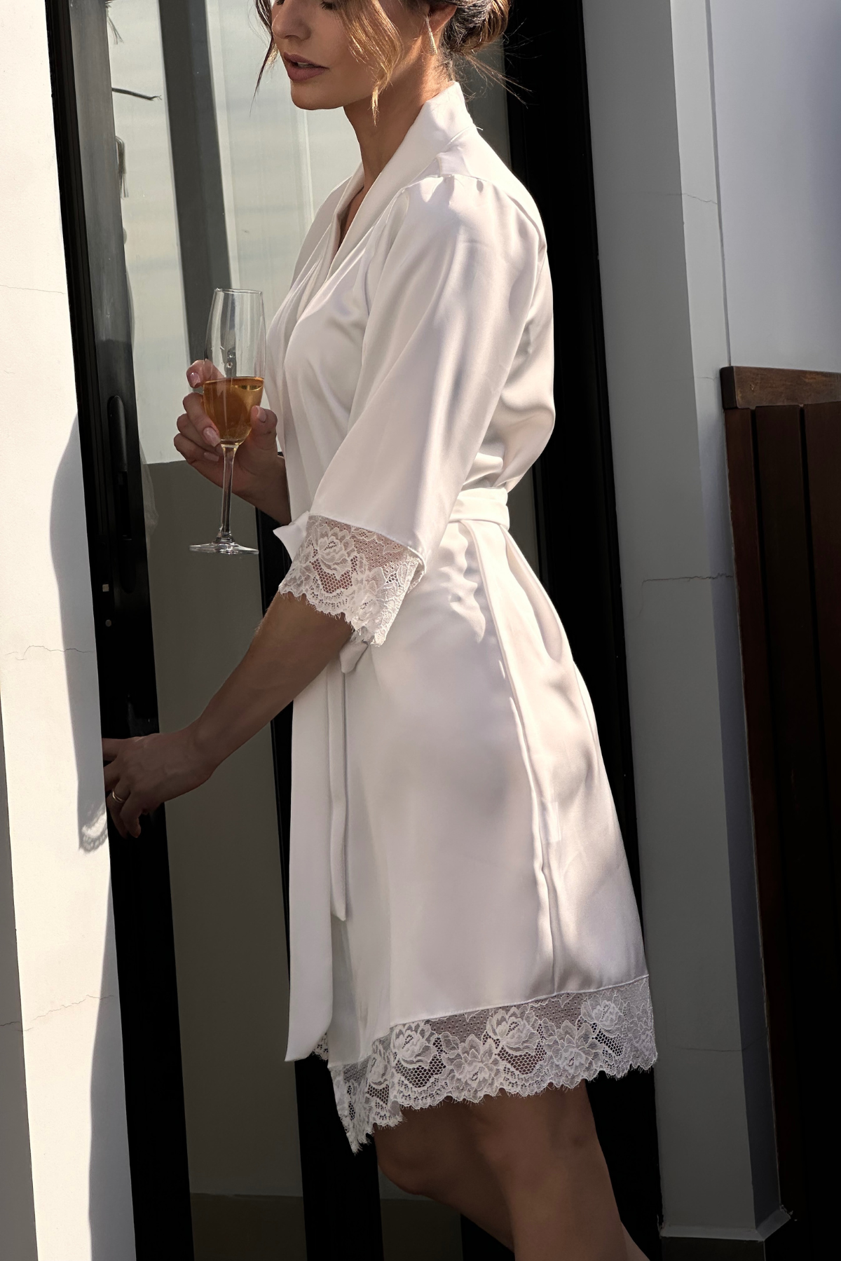 Robe Beatriz Curto com Renda Chantilly Branco e Off White para Noiva Classica