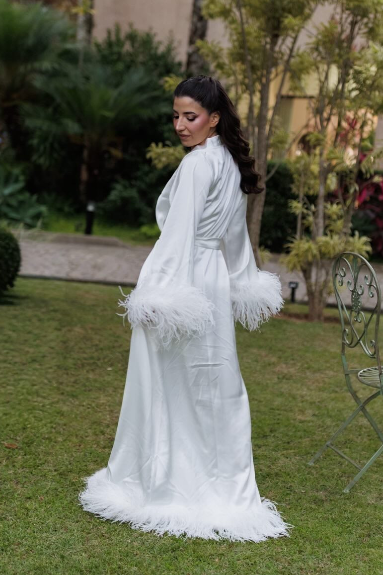 Robe Livia Longo para Noiva com Mangas e Barra em Plumas Luxo