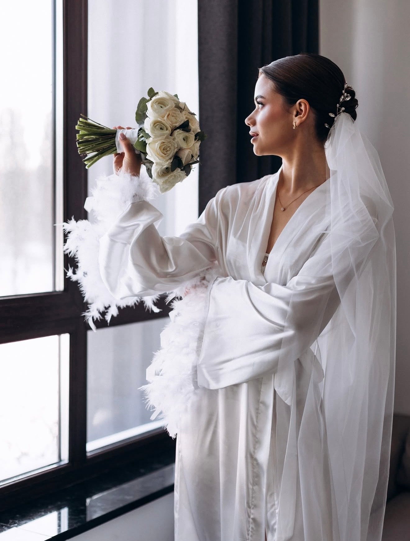 Robe Paola Branco Longo com Plumas para Noivas Fashion