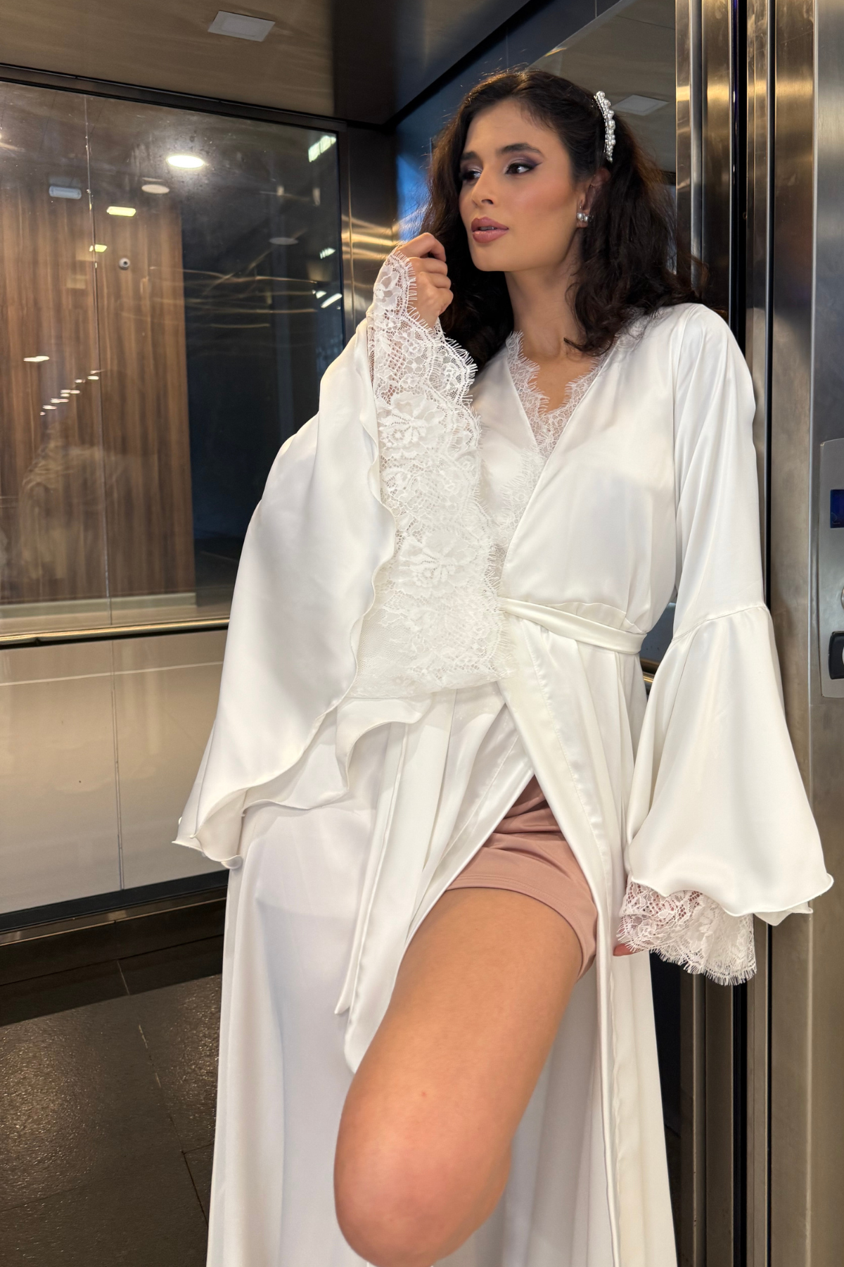 Robe Áurea Longo Mangas Flair em Renda Chantilly Francesa Noivas Romanticas