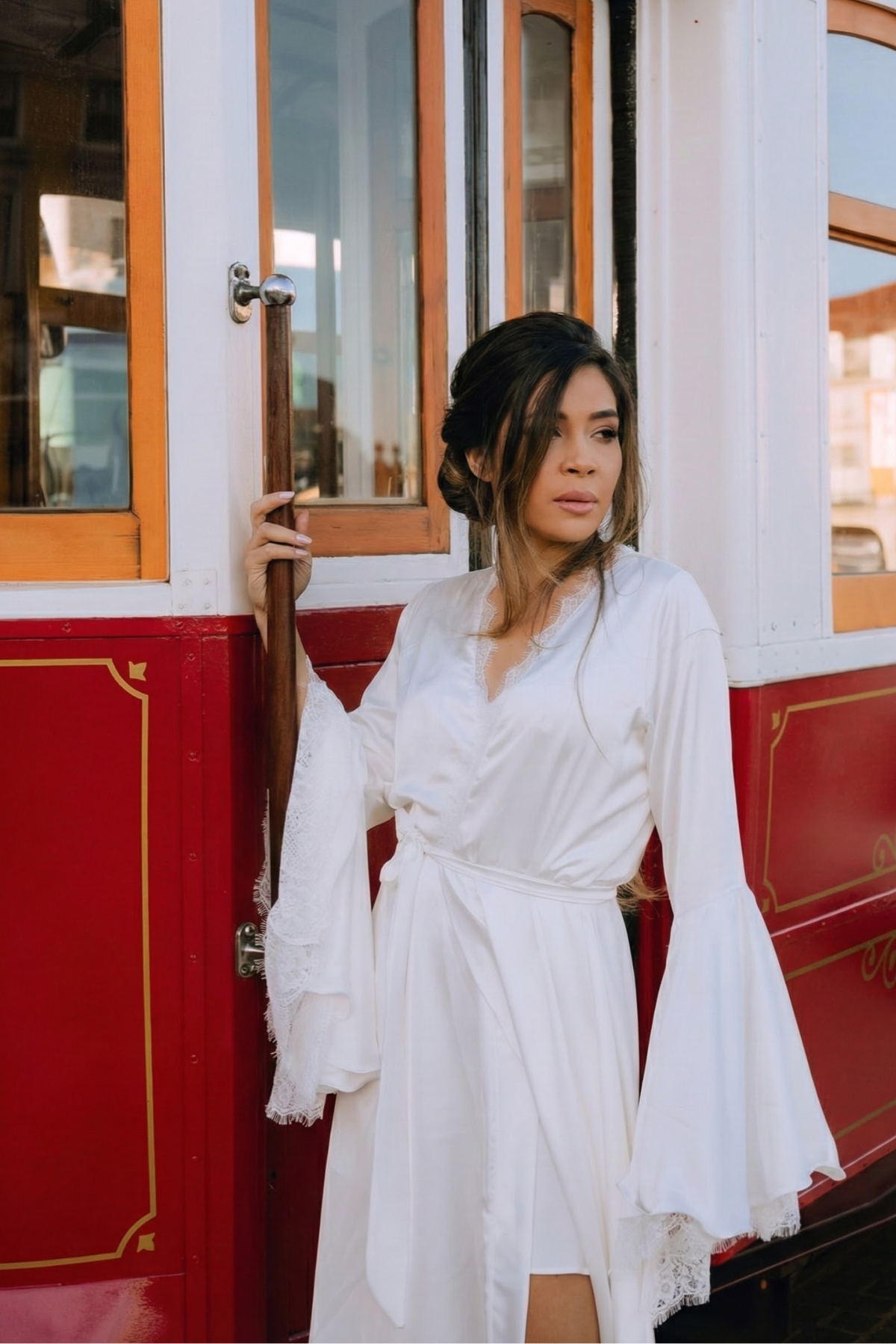 Robe Áurea Longo Mangas Flair em Renda Chantilly Francesa Noivas Romanticas