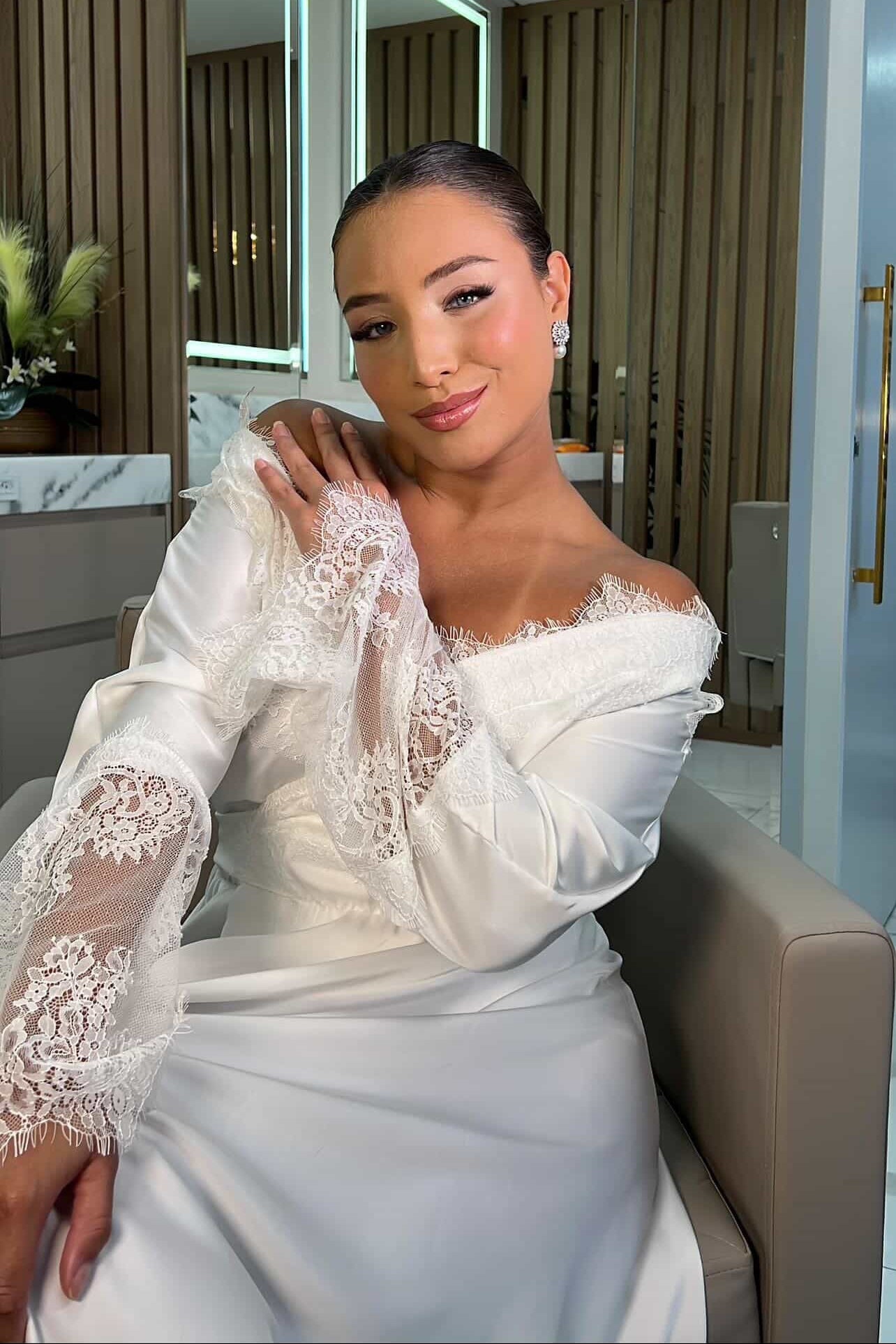 Robe Valentina com Guipir Sofisticado e Detalhe em Renda para Noiva Clássica