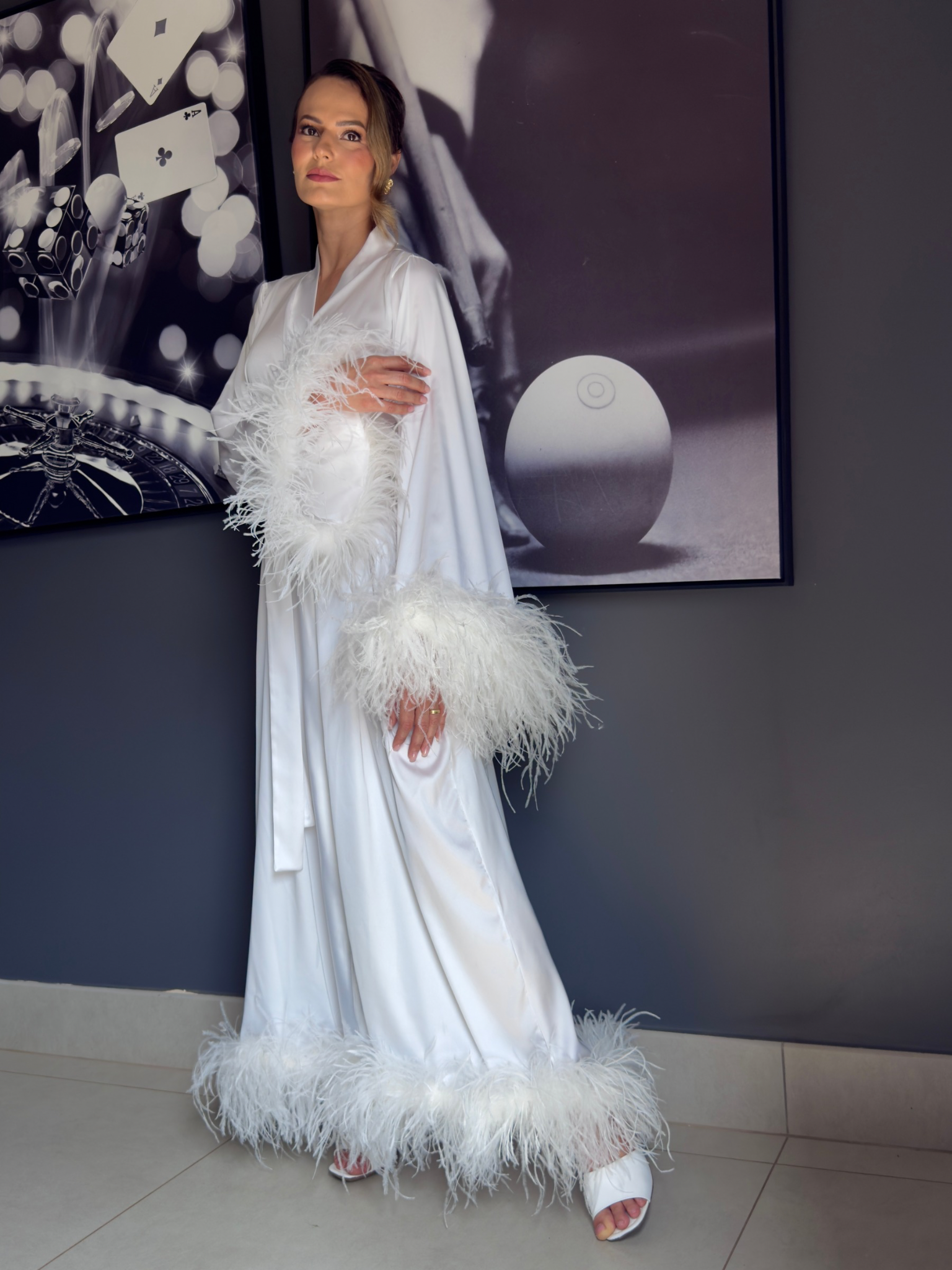 Robe Livia Longo para Noiva com Mangas e Barra em Plumas Luxo