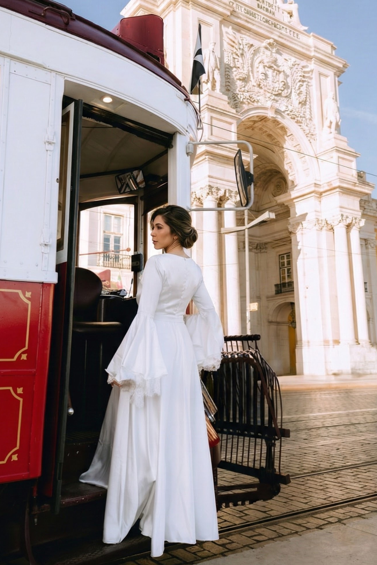 Robe Áurea Longo Mangas Flair em Renda Chantilly Francesa Noivas Romanticas