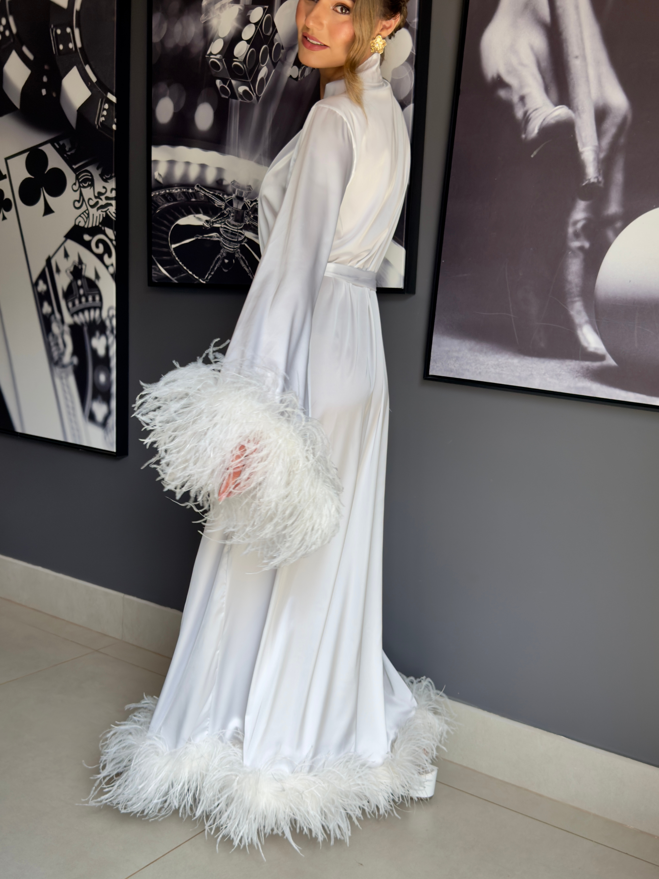 Robe Livia Longo para Noiva com Mangas e Barra em Plumas Luxo