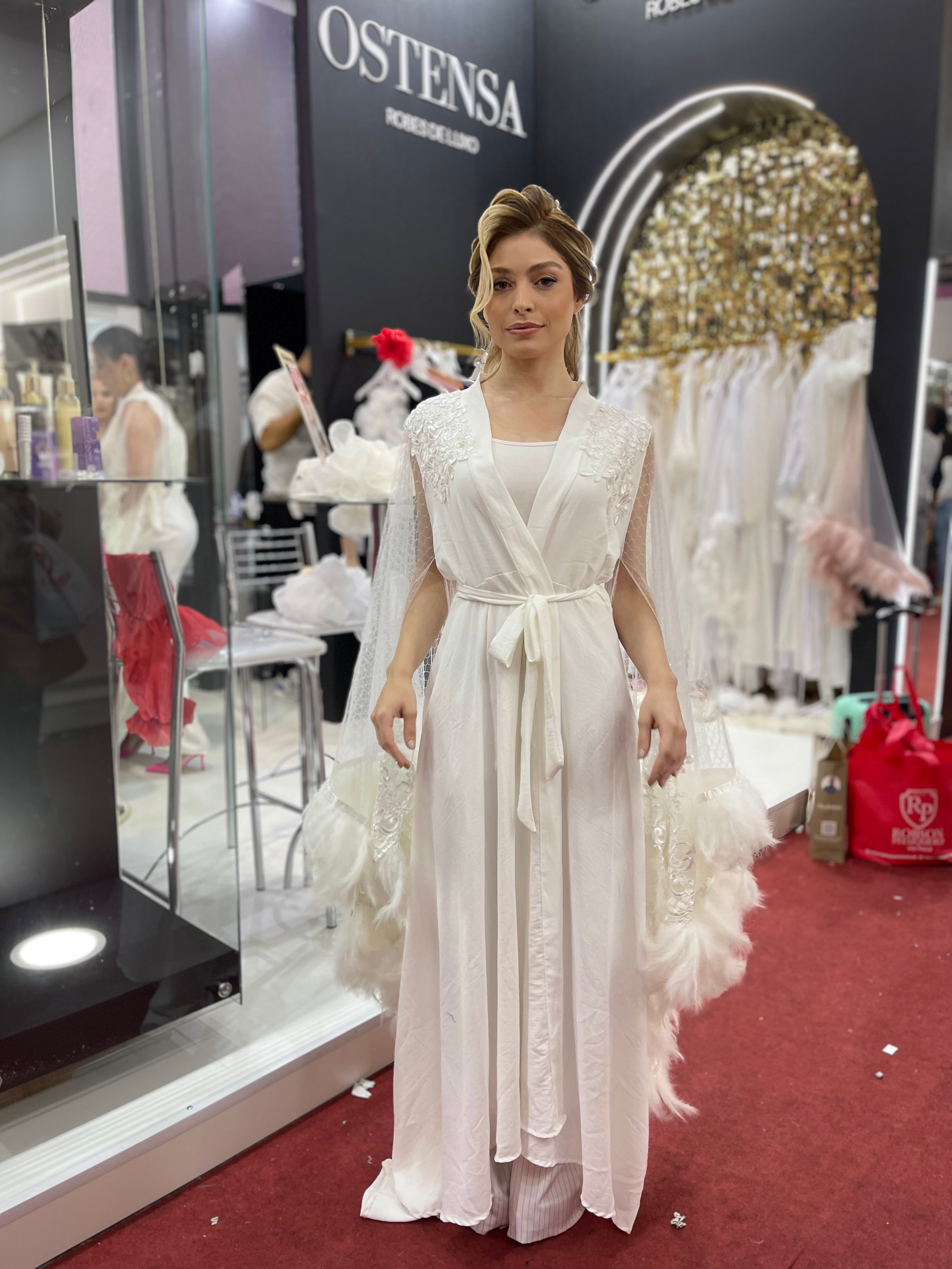 Robe Anjo II com Guipir e Plumas para Noiva Fashion