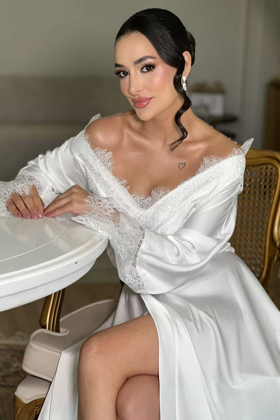 Robe Valentina com Guipir Sofisticado e Detalhe em Renda para Noiva Clássica