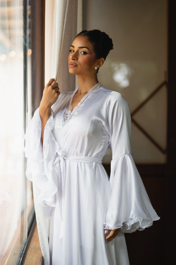 Robe Áurea Longo Mangas Flair em Renda Chantilly Francesa Noivas Romanticas