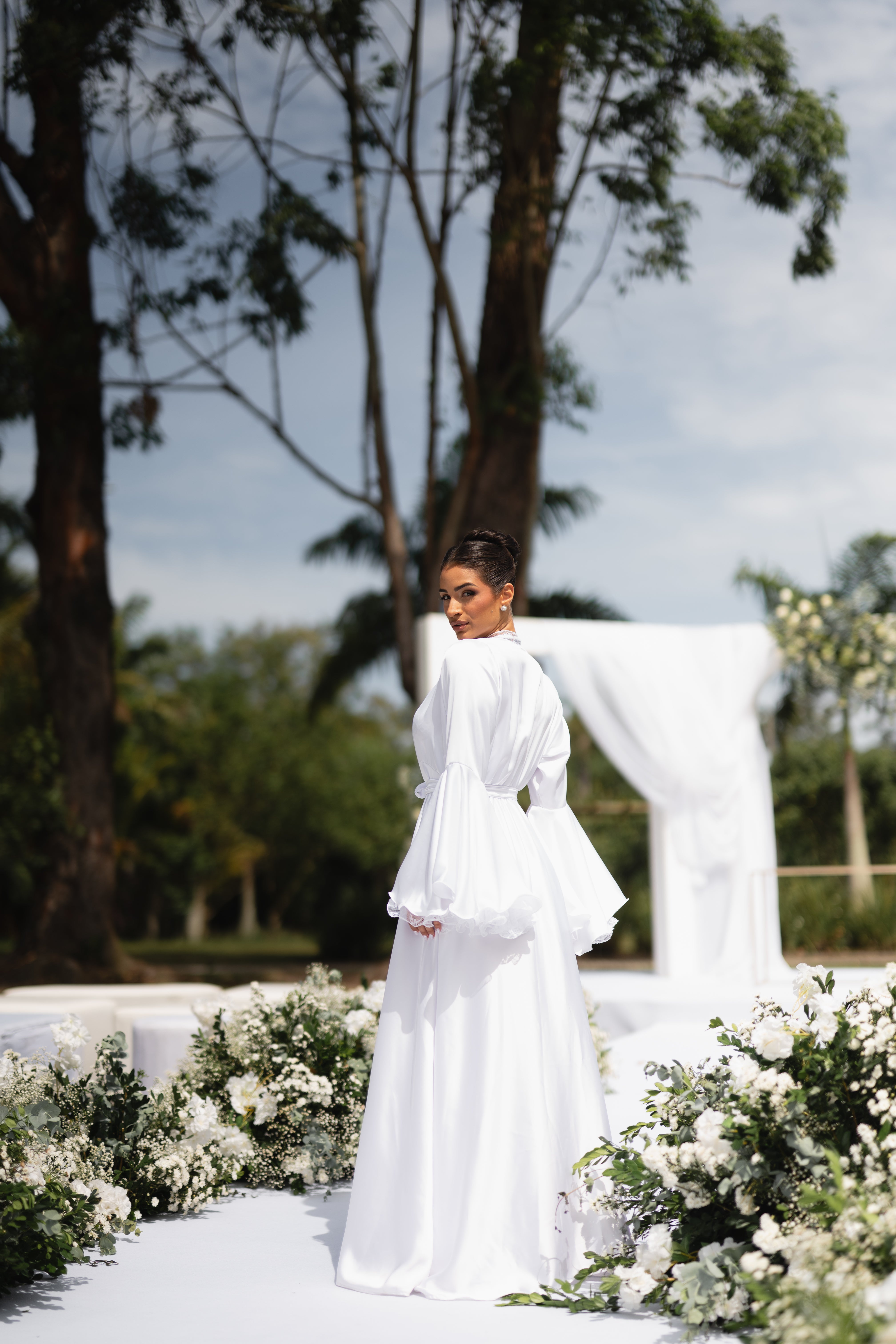 Robe Áurea Longo Mangas Flair em Renda Chantilly Francesa Noivas Romanticas