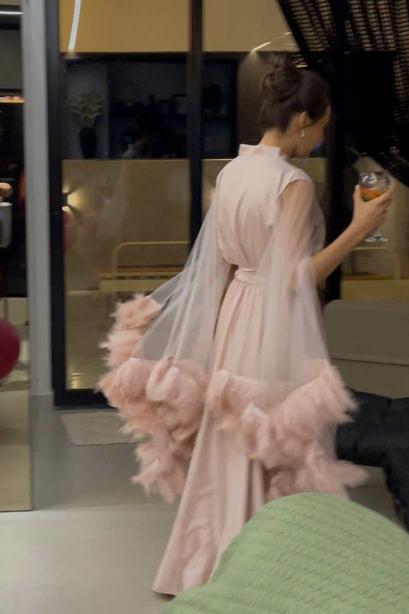 Robe Isis Rose com Tule Transparente e Plumas