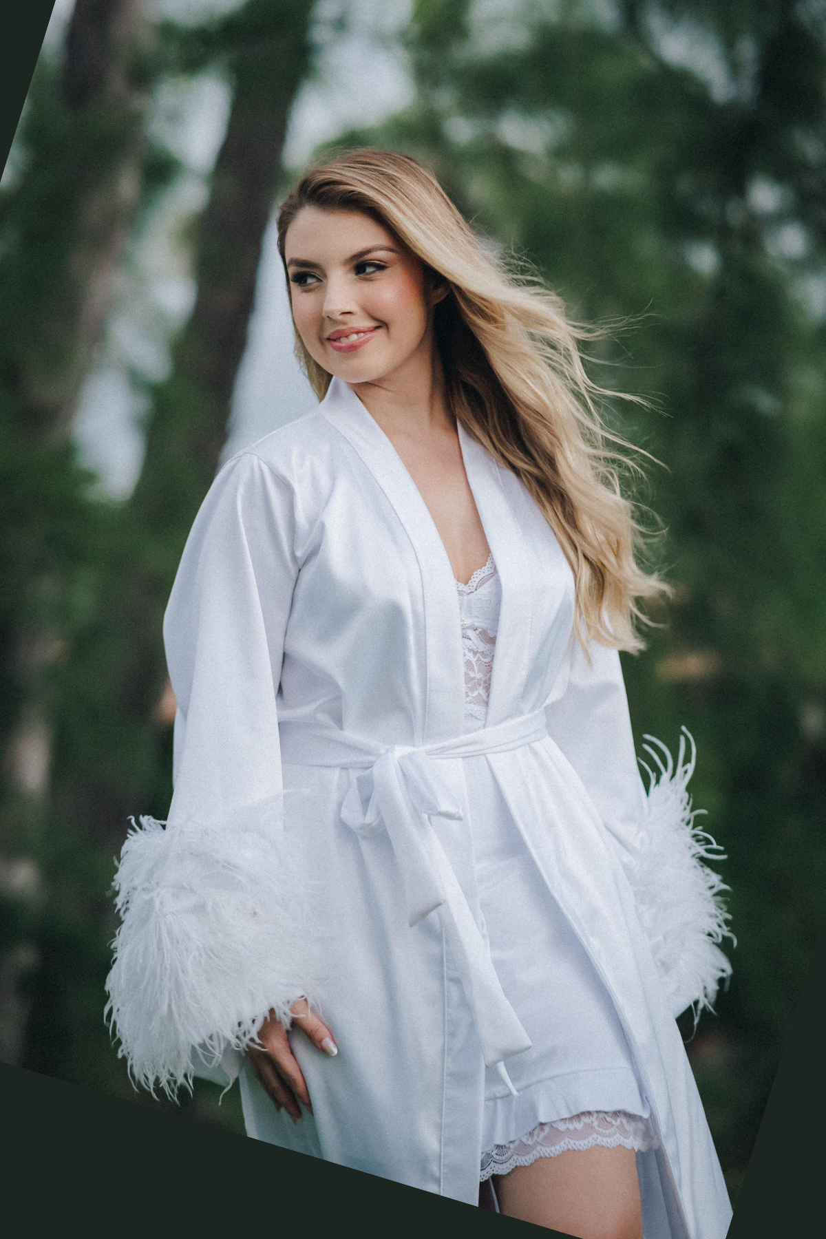 Robe Celina Branco com Mangas de Plumas Para Noivas Poderosas