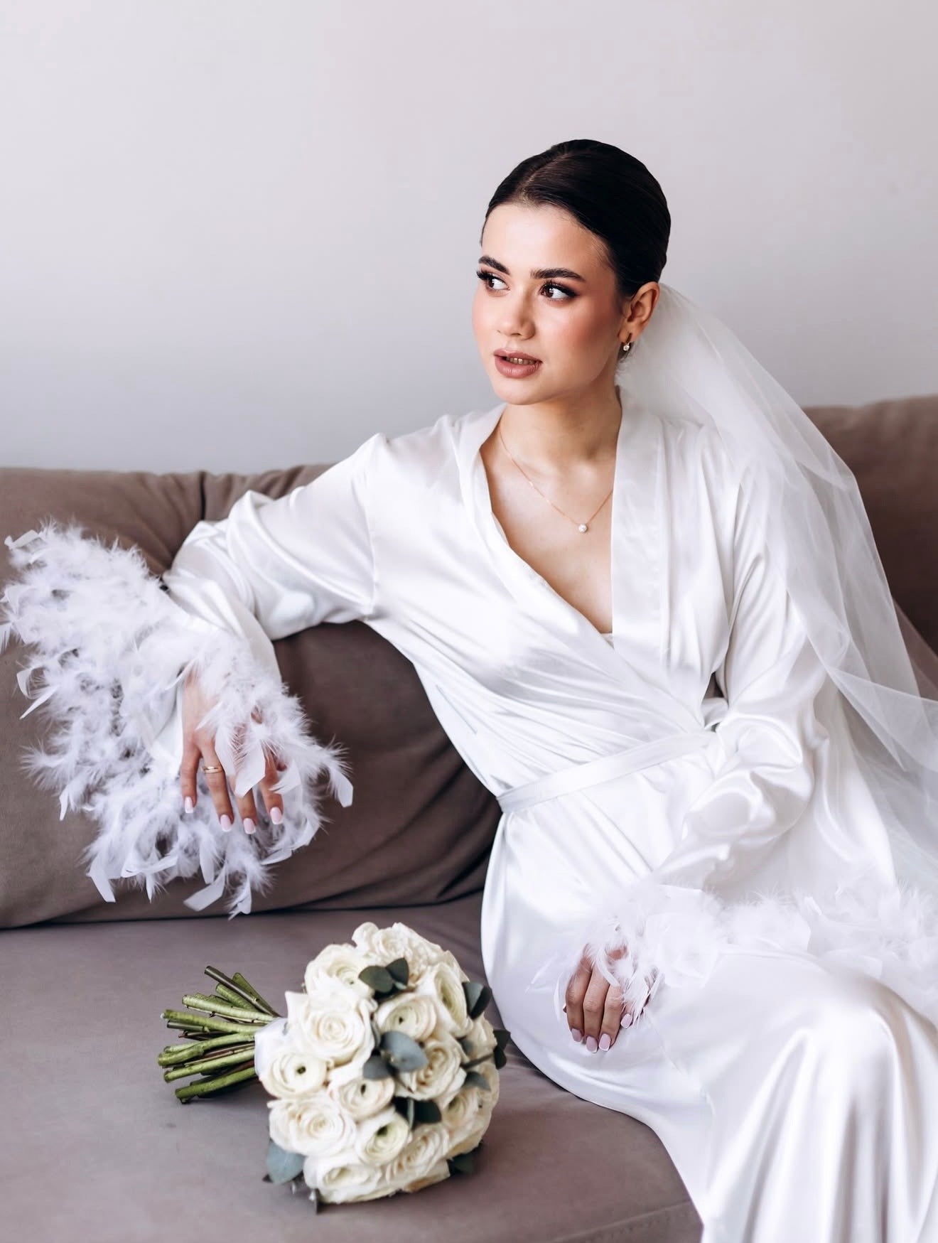 Robe Paola Branco Longo com Plumas para Noivas Fashion