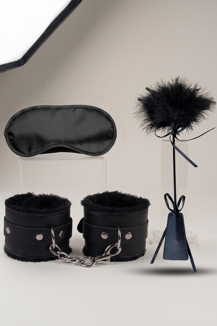 Kit Sexy Com Algemas Chicote e Venda Olhos