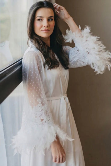 Robe Damaris Longo Off White, Bordado Egípcio e Plumas Noivas Fashion