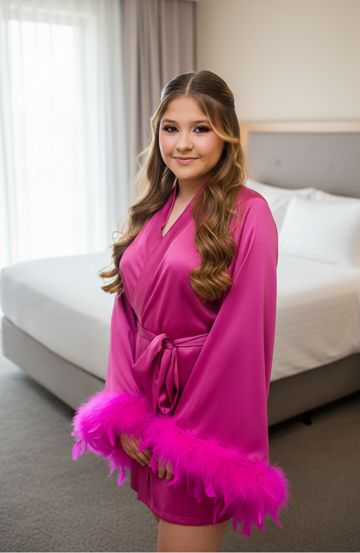 Robe Jasmine Curto Fucsia Mangas em Plumas para Debutante