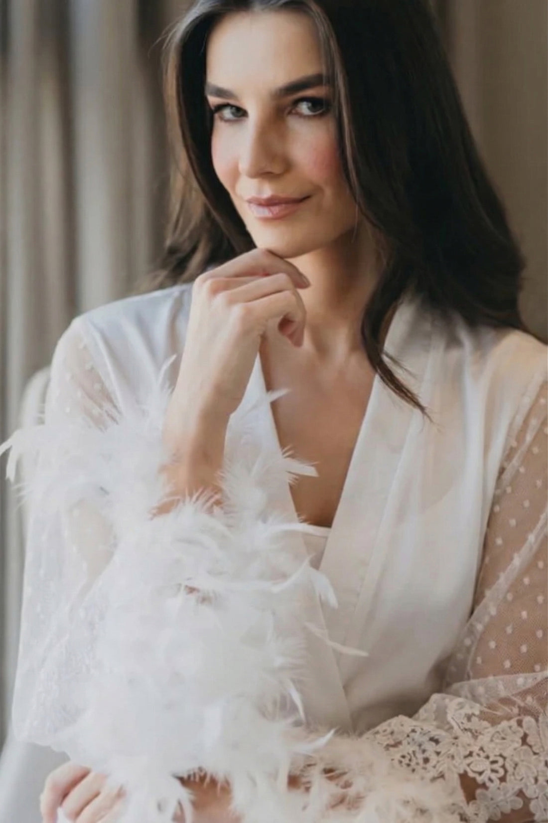 Robe Damaris Longo Off White, Bordado Egípcio e Plumas Noivas Fashion