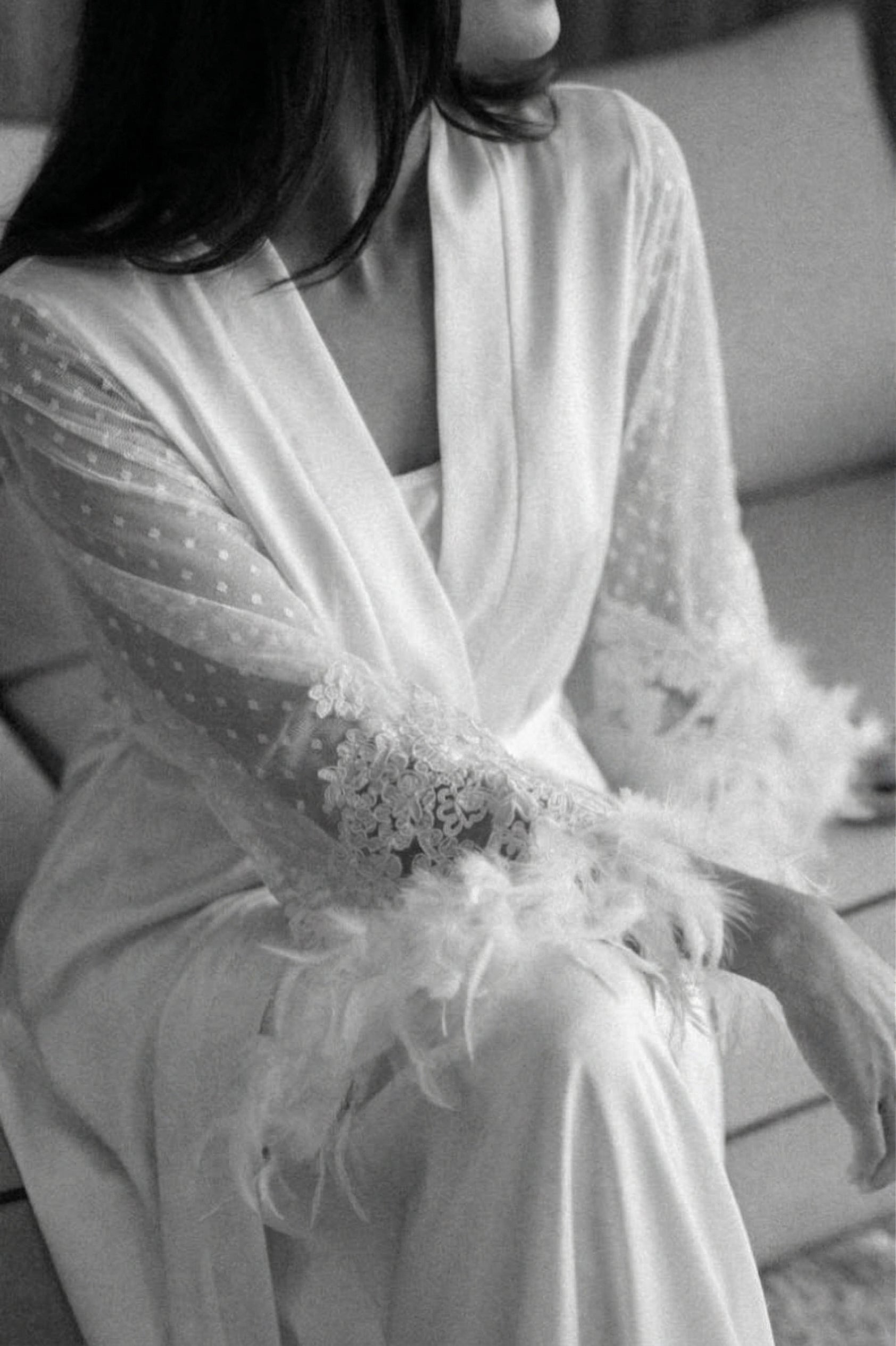 Robe Damaris Longo Off White, Bordado Egípcio e Plumas Noivas Fashion