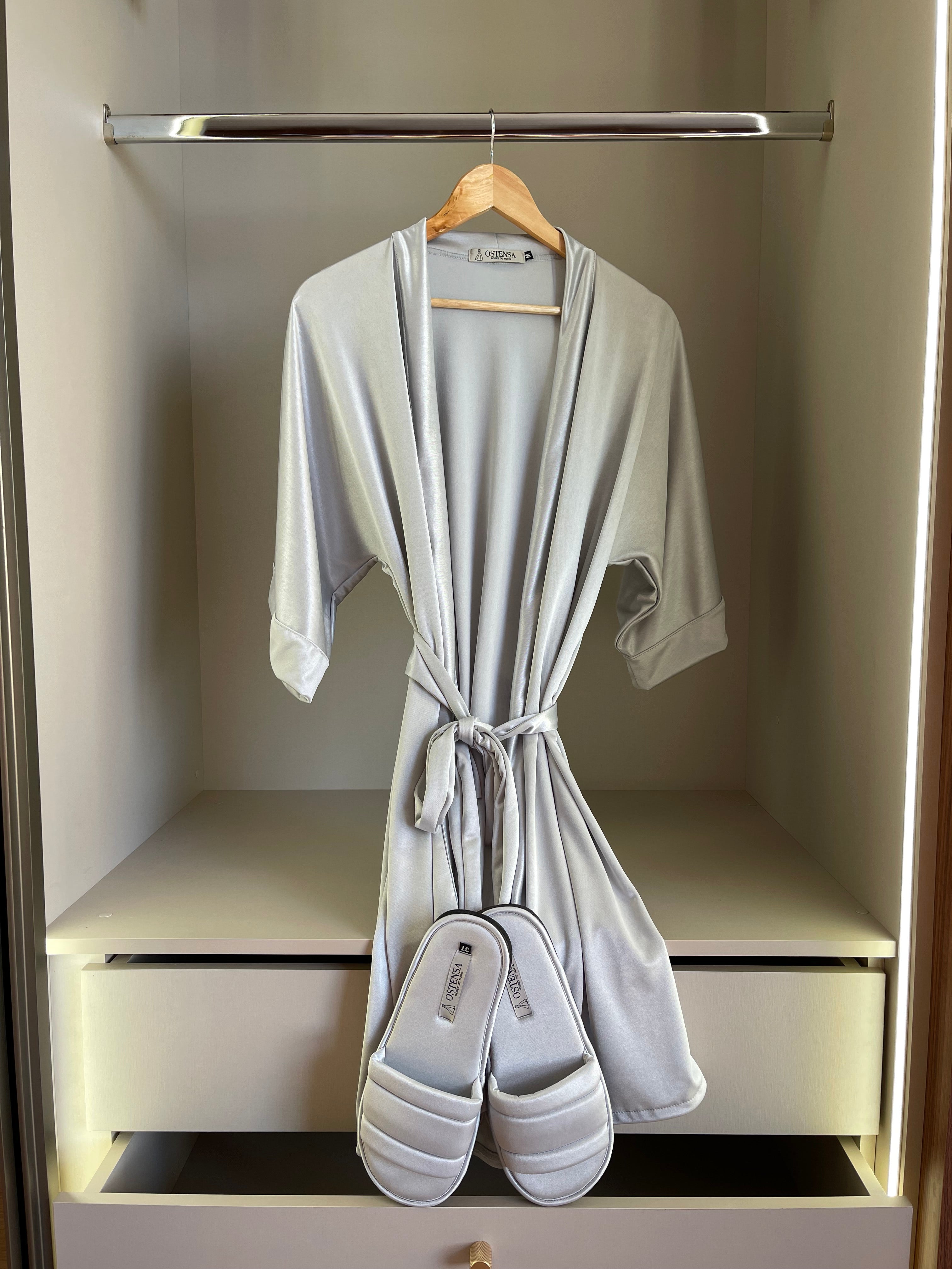 Robe Ceti Cinza Claro Para Madrinhas e Mãe da Noiva Não Amarrota