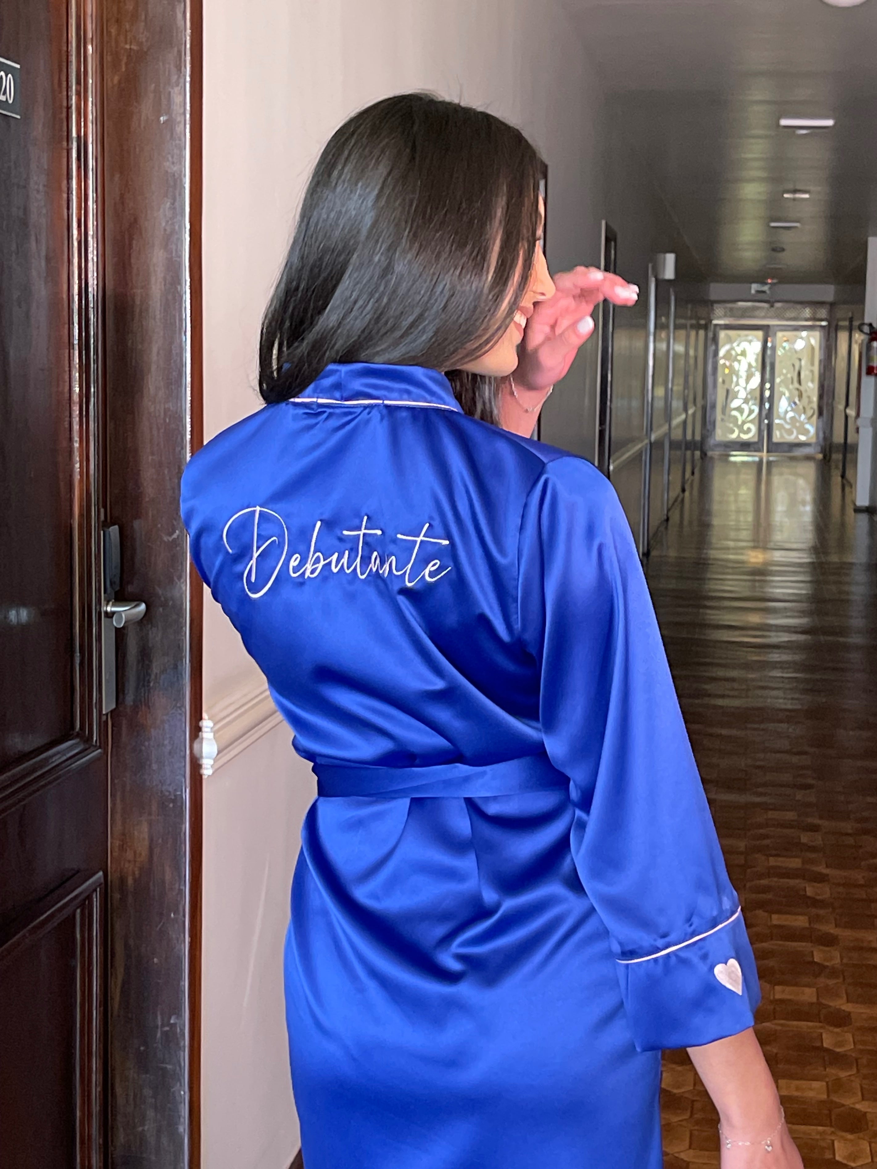 Robe Belly Curto Azul Royal Detalhes em Friso e Personalizado para Debutante