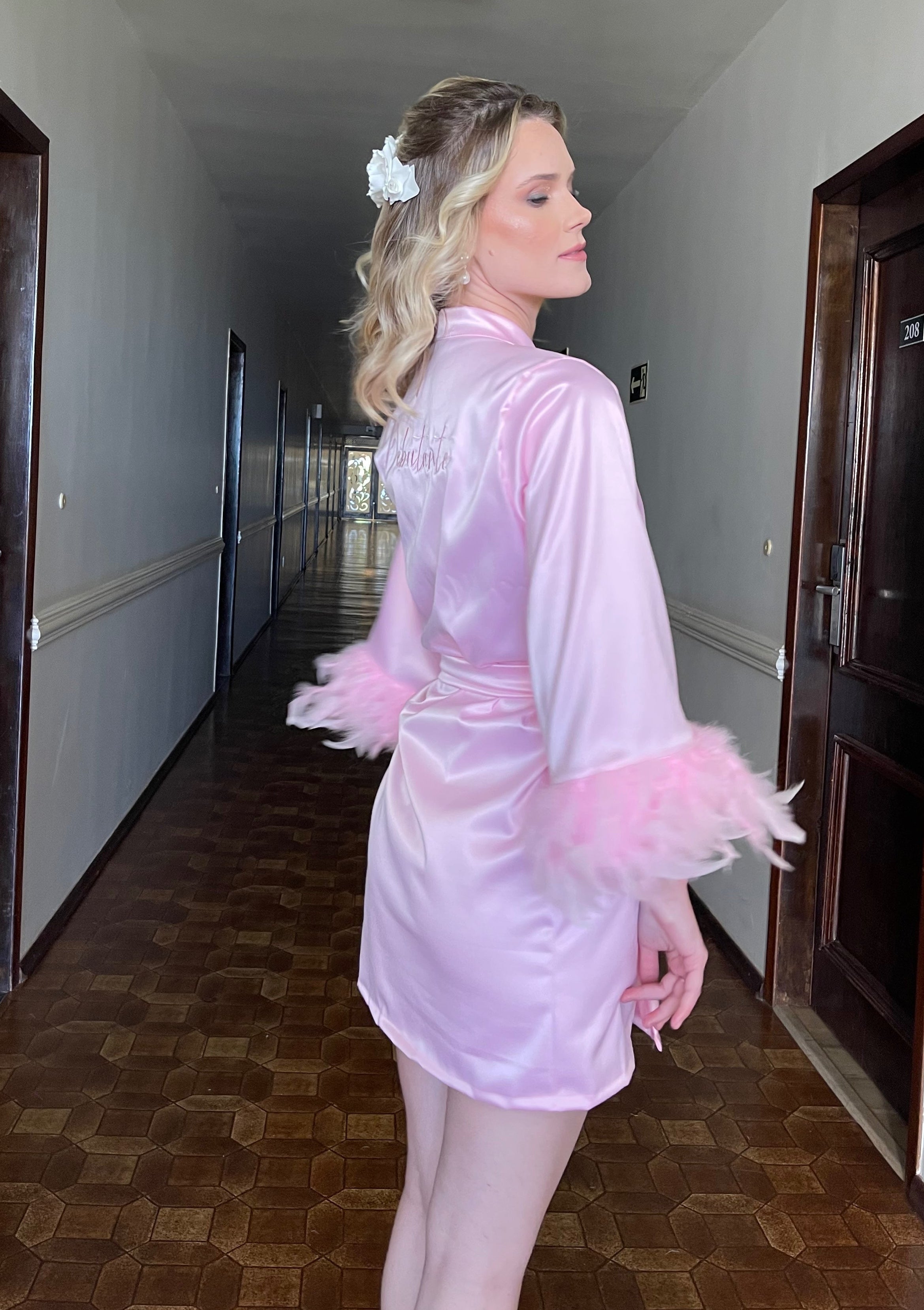 Robe Sofia Curto Rosa Barbie Mangas em Plumas para Debutante