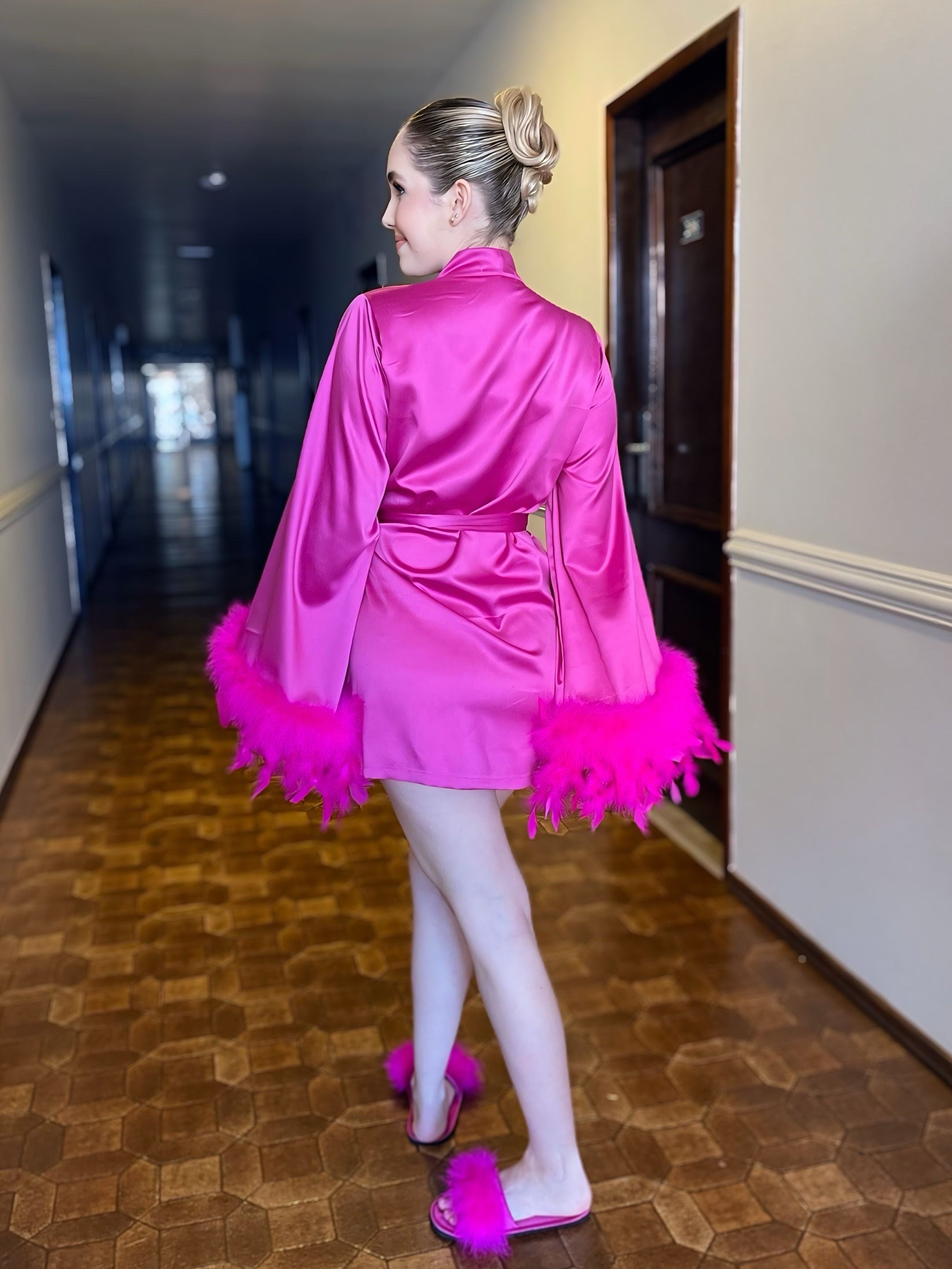 Robe Jasmine Curto Fucsia Mangas em Plumas para Debutante