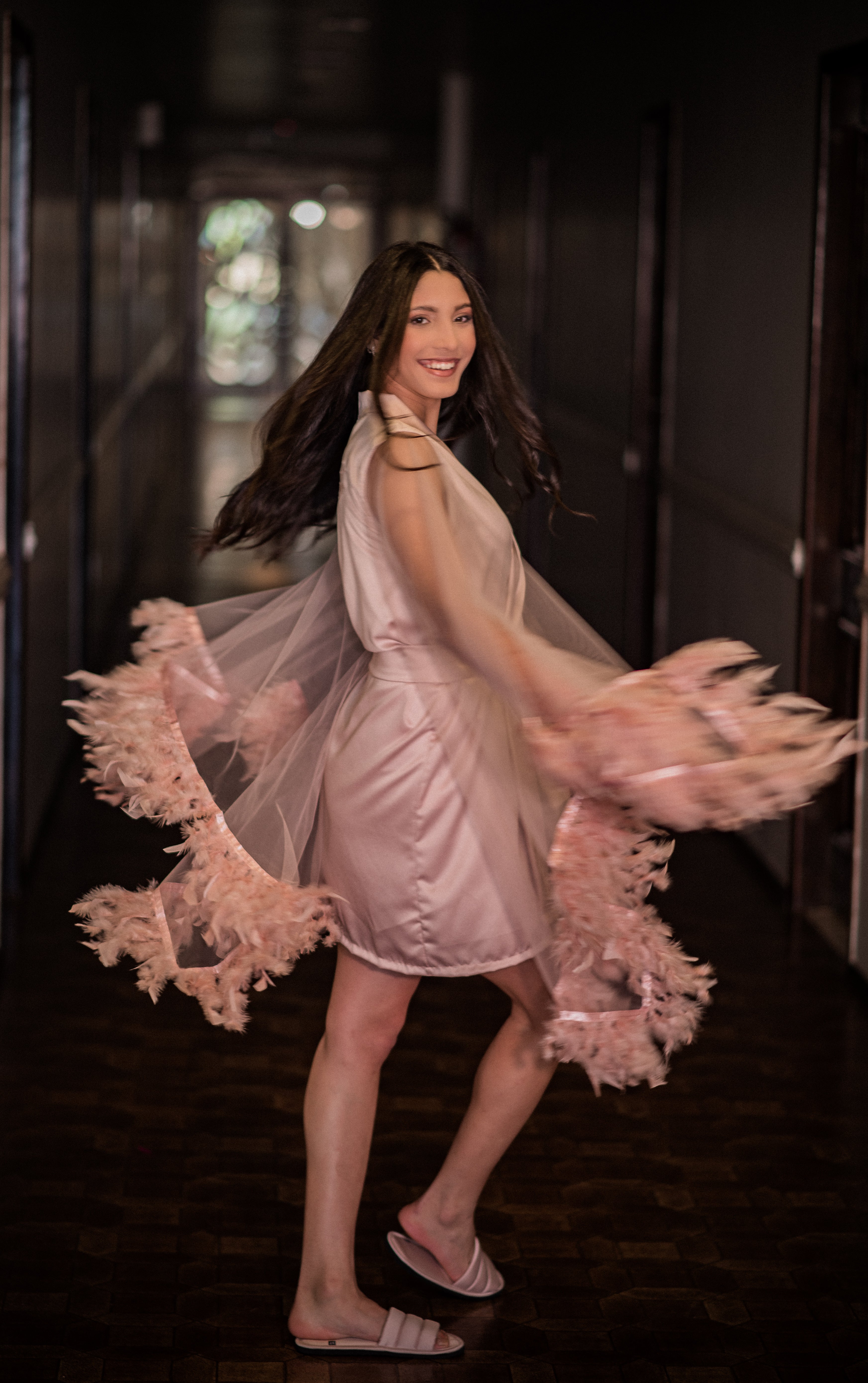 Robe Cinderela Curto Rose Mangas Transparente com Plumas para Debutante
