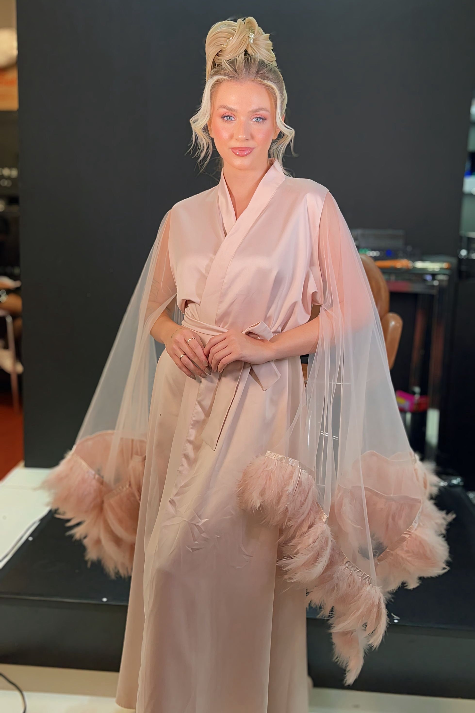 Robe Isis Rose com Tule Transparente e Plumas