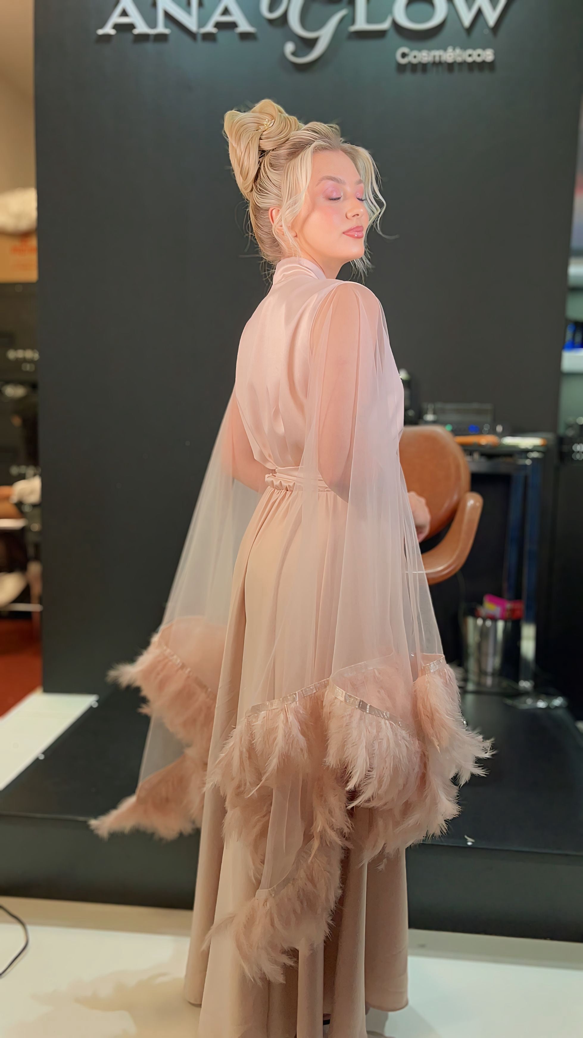 Robe Isis Rose com Tule Transparente e Plumas