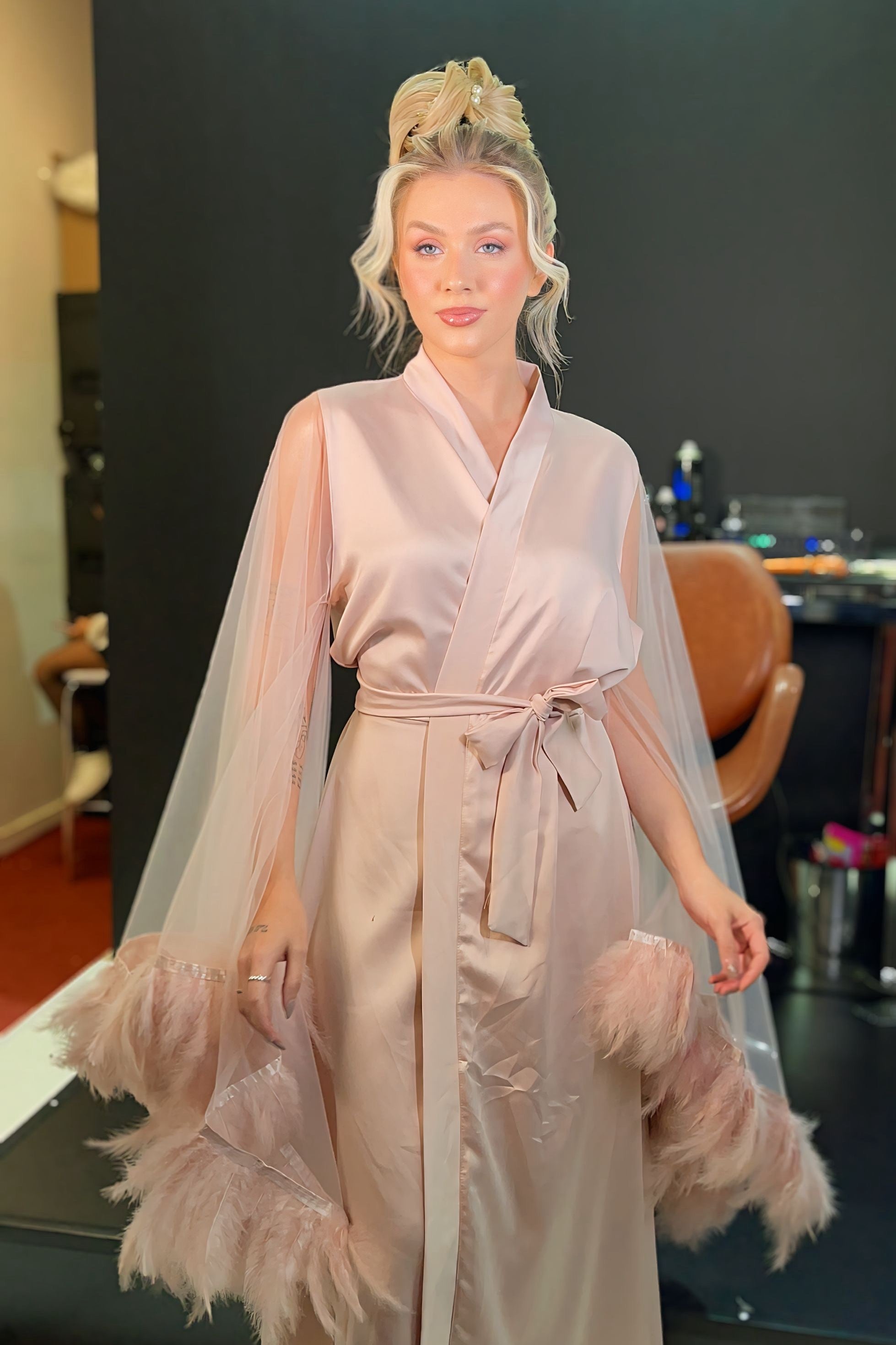 Robe Isis Rose com Tule Transparente e Plumas