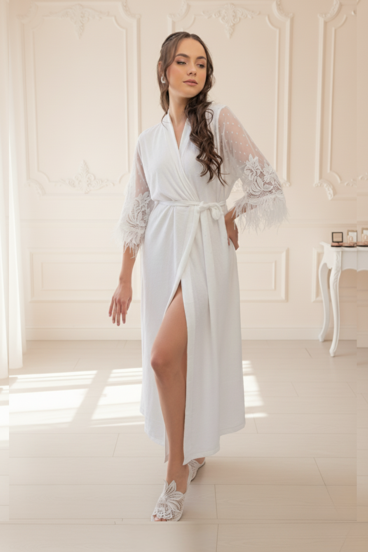 Robe Duda Longo Off White com Mangas em Guipir e Plumas Para Noivas Boho Chic