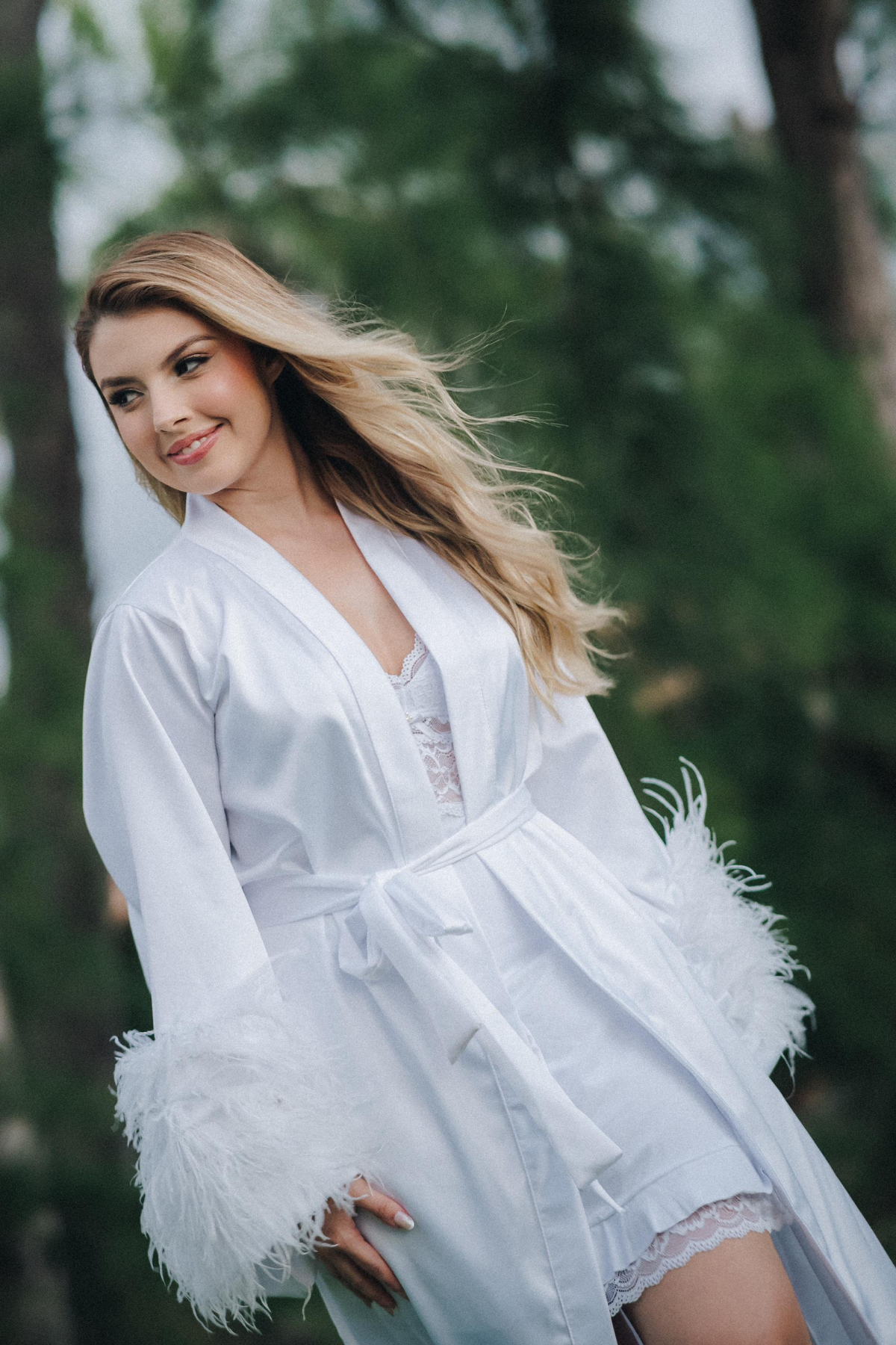 Robe Celina Branco com Mangas de Plumas Para Noivas Poderosas