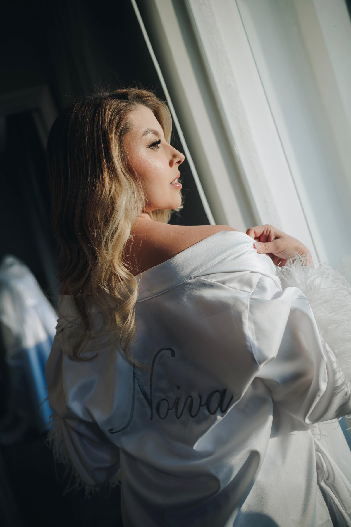 Robe Celina Branco com Mangas de Plumas Para Noivas Poderosas