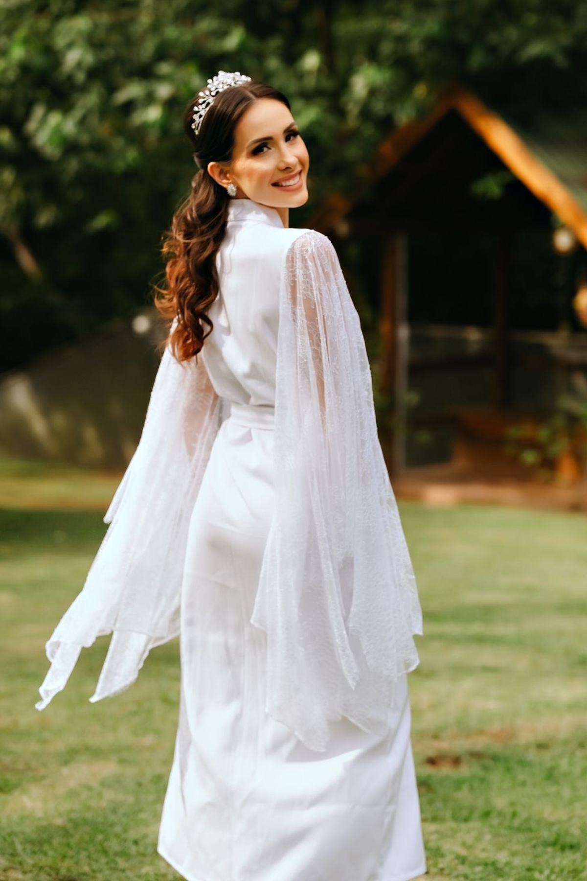 Robe Helena Longo com Mangas de Renda Chantilly para Noiva Delicada
