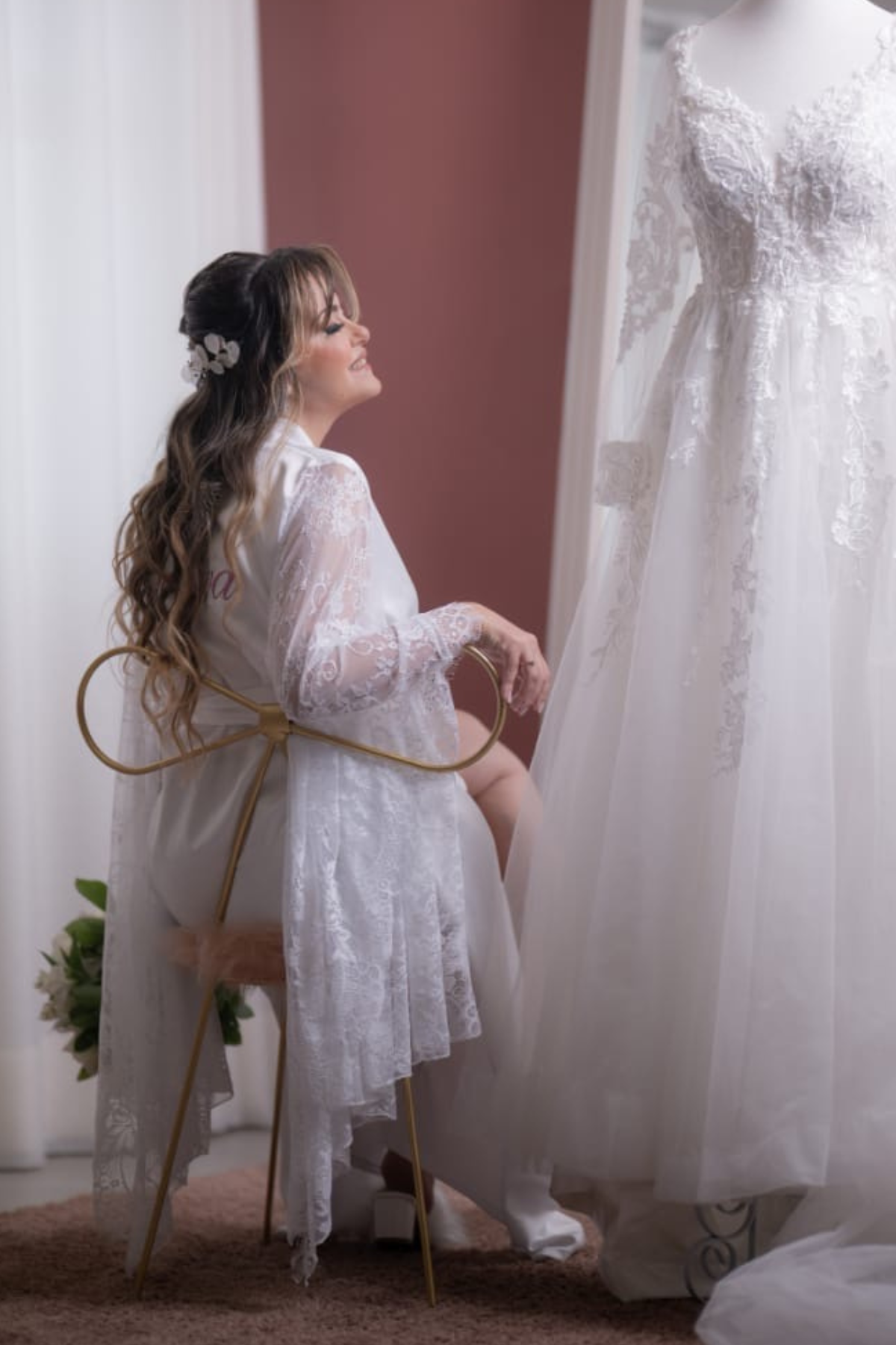Robe Helena Longo com Mangas de Renda Chantilly para Noiva Delicada